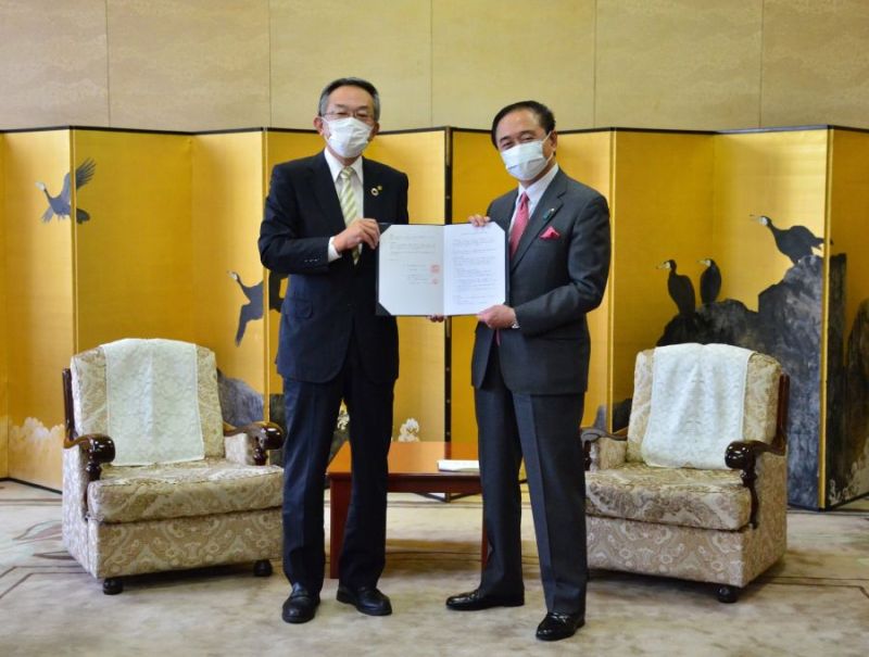 締結式。大和ハウスの浦川竜哉取締役執行役員（左）と神奈川県の黒岩祐治知事